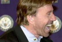 Chuck Norris zerschmettert zahlreiche Pokémons ohne App