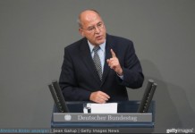 Gregor Gysi zum BND Skandal: “Nicht immer den Schwanz einziehen, bloß wenn die USA mal husten”